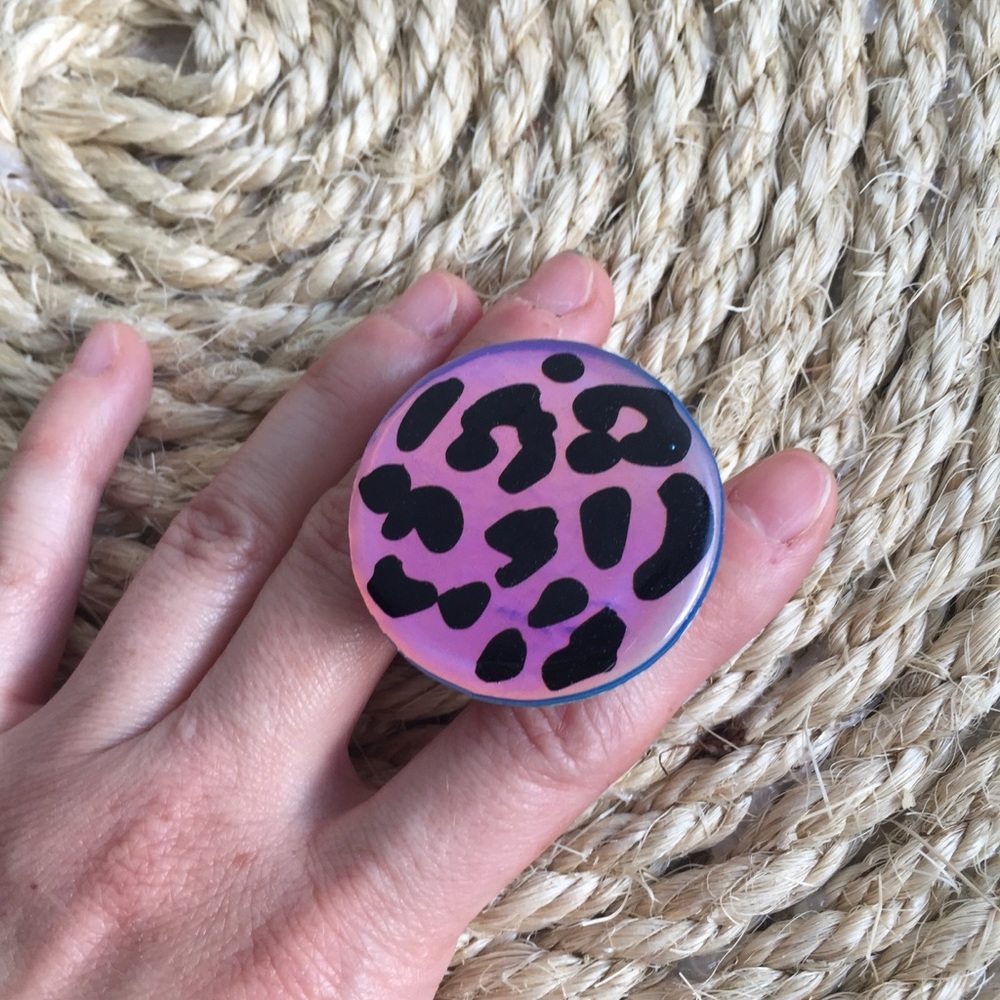 Handmade epoxy resin phone holder - Picture 3 of 5